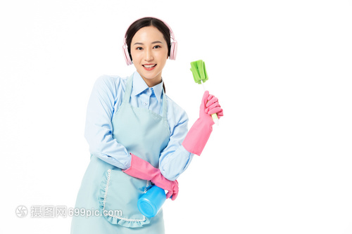 家政服务中的高空坚守 一位女性清洁工人的玻璃擦拭作业